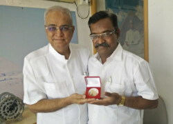 Dr Jiten Bhatt Awarding Dr Giridhar S Shetty A Gold Star Award Dr Jiten Bhatt Awarding Dr Giridhar S Shetty A Gold Star Award