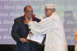 Dr Jiten Bhatt Awarding Sanjiv Joshi For Best Vastu Center Dr Jiten Bhatt Awarding Sanjiv Joshi For Best Vastu Center